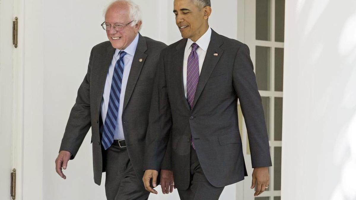 El presidente de EEUU, Barack Obama, camina junto al derrotado aspirante presidencial demócrata, Bernie Sanders (izq.), después de su reunión en la Casa Blanca el jueves.