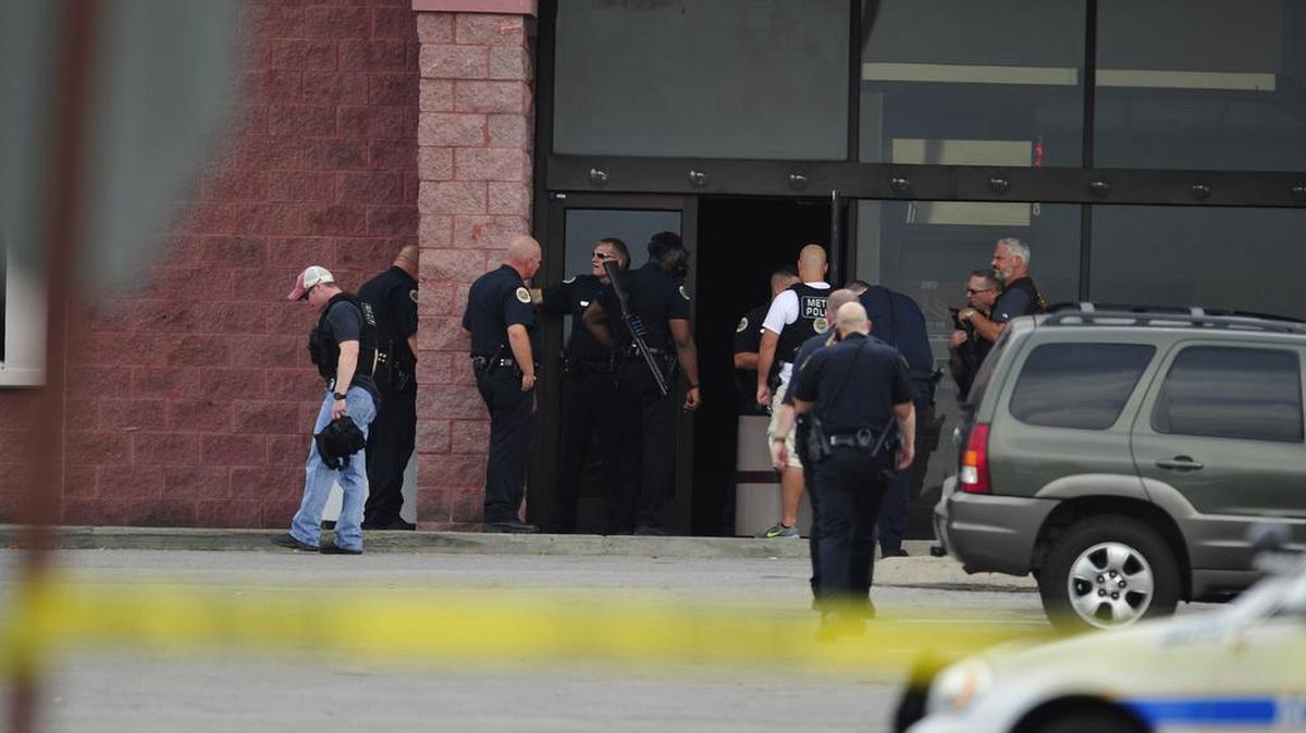 
Agentes de policía investigan un cine de Nashville, Tennessee, en donde el miércoles se reportó un ataque por un hombre que tenía un hacha y un rifle. El atacante fue abatido por la policía. 
