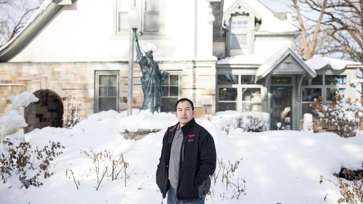 Huy Pham frente a la casa de sus padres en St. Paul. Cuando era un niño, su familia llegó legalmente a Estados Unidos como refugiada de Vietnam; Pham se opone a darle una residencia legal a los migrantes sin papeles.