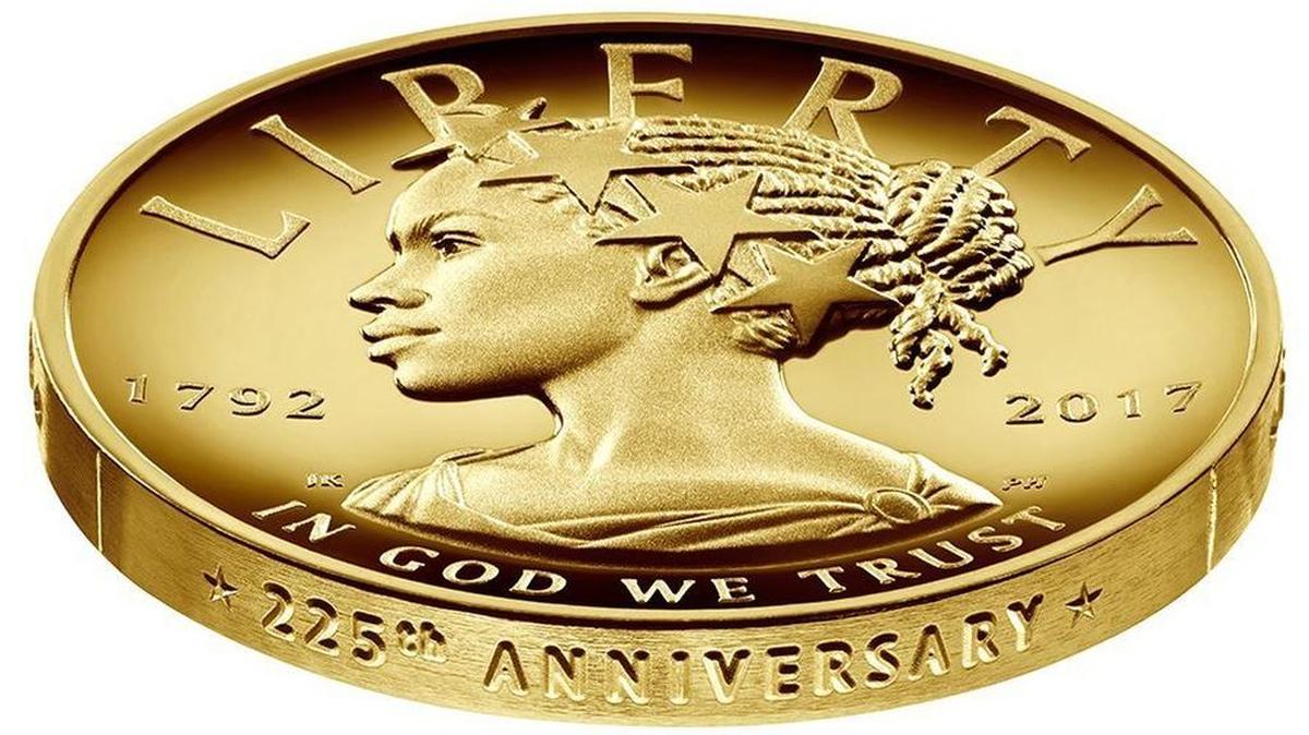 El reverso de la moneda tiene otro símbolo importante de Estados Unidos, un águila en vuelo con la frase en latín “E pluribus unum” (Unidad en la diversidad).