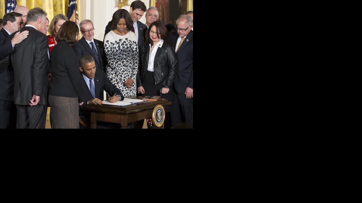 <cutline_leadin>El presidente</cutline_leadin> Obama firma una ley que revisa los programas de prevención de suicidios entre veteranos de guerra, el jueves, en la Casa Blanca en Washington.