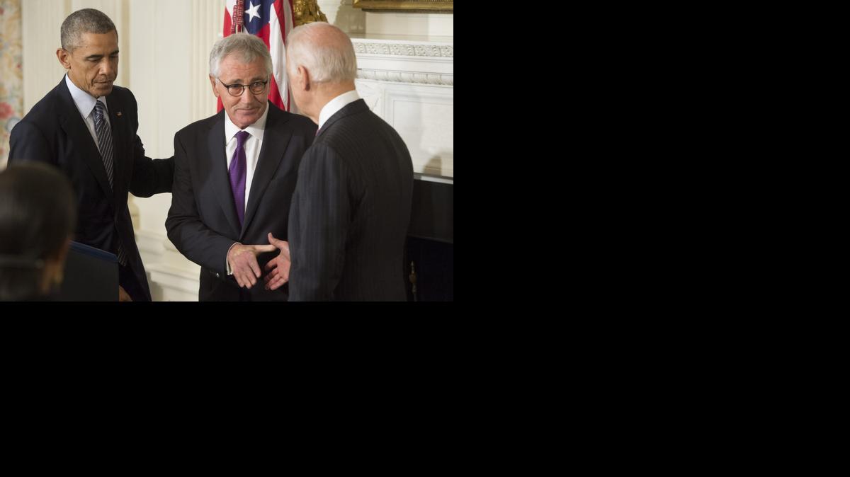 
 El secretario de Defensa estadounidense, Chuck Hagel (c), junto al presidente estadounidense, Barak Obama, y el vicepresidente, Joe Biden (d), anuncia su dimisión durante una rueda de prensa en la Casa Blanca en Washington DC, Estados Unidos, el lunes 24 de noviembre de 2014.
