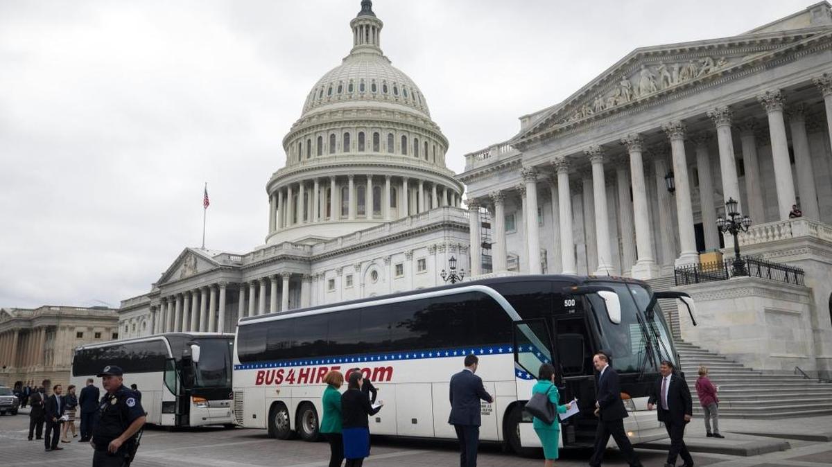 Senadores abordan un autobús el miércoles 26 de abril de 2017, rumbo a la Casa Blanca para una sesión informativa sobre Corea del Norte, fuera del Capitolio en Washington, DC. El secretario de Estado Rex Tillerson, el secretario de Defensa James Mattis, el director de Inteligencia Nacional Dan Coats y el presidente del Estado Mayor Conjunto Joseph Dunford, son quienes estarán dando información.