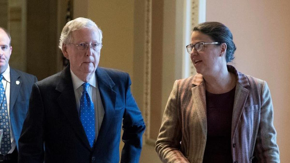 El líder de la mayoría en el Senado, Mitch McConnell, camina por el edificio del Capitolio, en Washington DC, el 9 de noviembre de 2017.