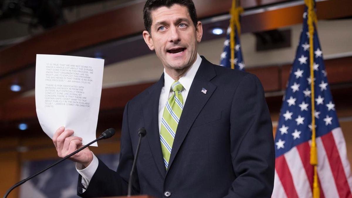Paul Ryan, muestra una hoja de papel con citas del testimonio del director del FBI, James Comey, y del secretario de Seguridad Nacional, Jeh Johnson.