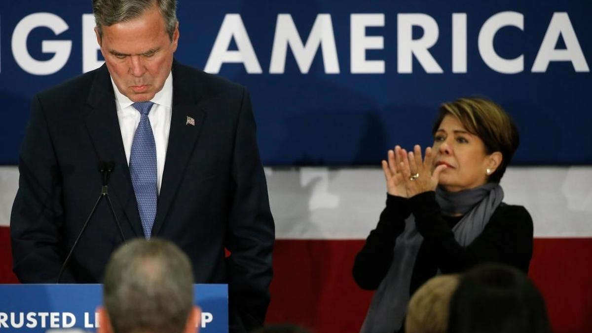 El candidato republicano Jeb Bush habla durante una conferencia de prensa el sábado 20 de febrero en Carolina del Sur, junto a su esposa Columba.