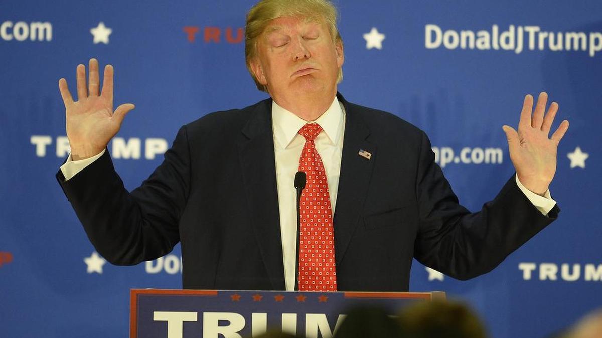 El precandidato presidencial estadounidense por el partido Republicano Donald Trump pronuncia un discurso el lunes 28 de diciembre de 2015, durante un evento de su campaña en Nashua, New Hampshire.