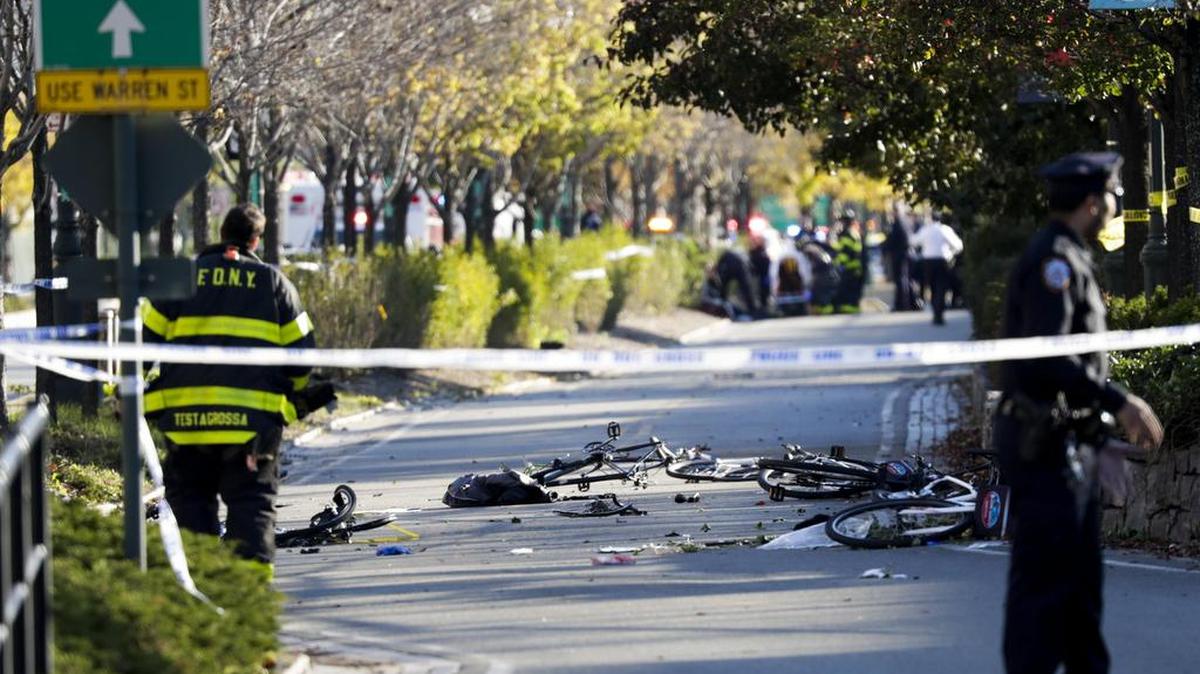 Miembros de la unidad de emergencias retiran el cuerpo de una víctima mortal el martes 31 de octubre de 2017, después de un incidente donde, según las primeras informaciones, un hombre arrolló con una camioneta a varias personas en un carril bici en el centro de Nueva York.