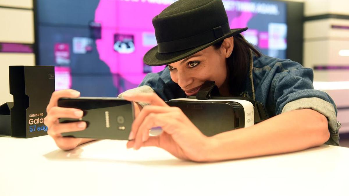Una mujer se hace un “selfie” con la nueva Samsung S7 en una tienda T-Mobile de Times Square.