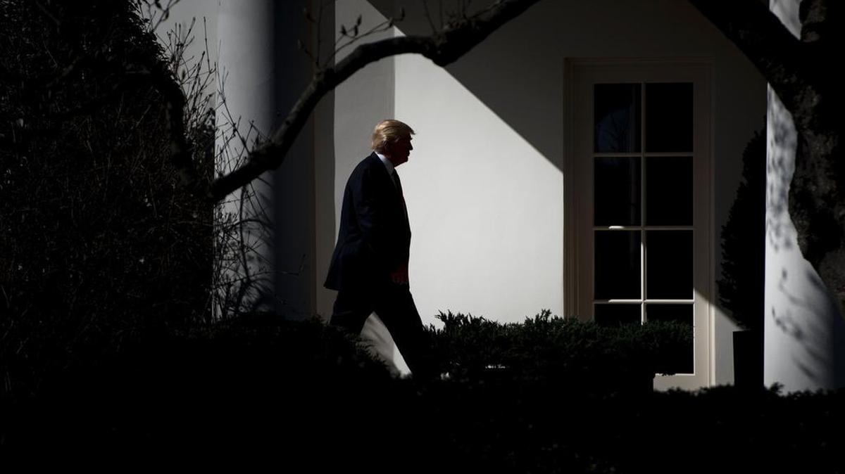 El presidente estadounidense, Donald Trump, camina desde Marine One hasta la Casa Blanca el 24 de febrero de 2017 en Washington, DC.