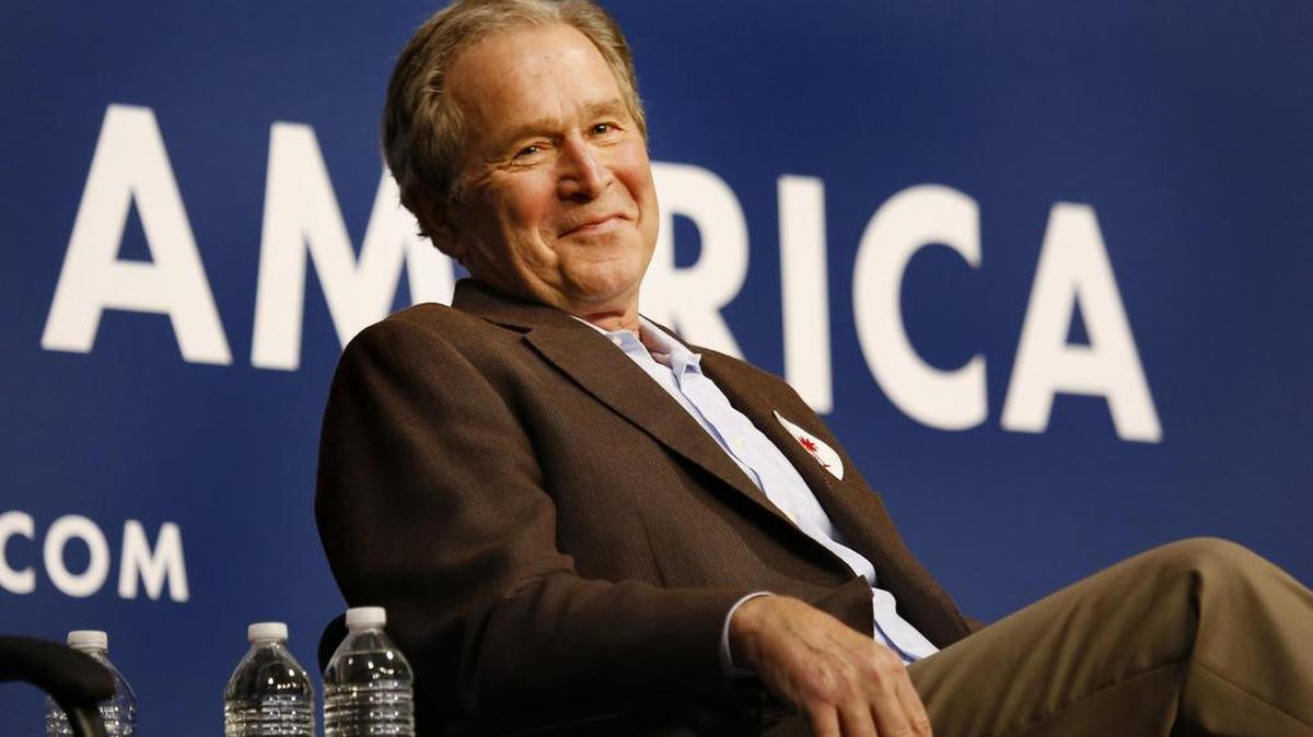 El presidente George W. Bush hace campaña con su hermano, Jeb Bush, en Charleston, el lunes 15 de febrero de 2016.