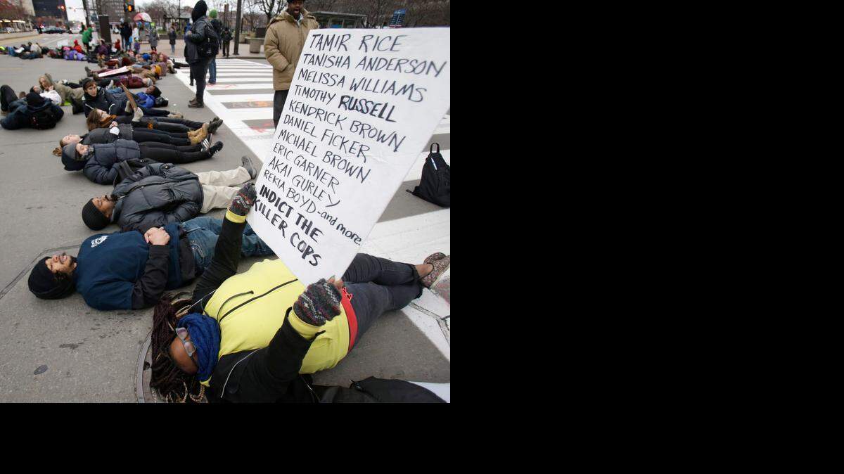 
Manifestantes protestan en Cleveland por la muerte del niño Tamir Rice, a quien un policía disparó varias veces en un parque. 
