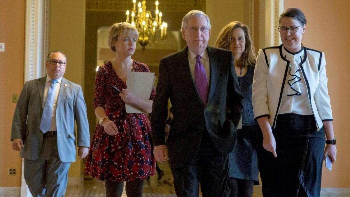 El líder de la mayoría republicana en el Senado, Mitch McConnell (c), llega al Capitolio en Washington DC el 22 de enero de 2018.