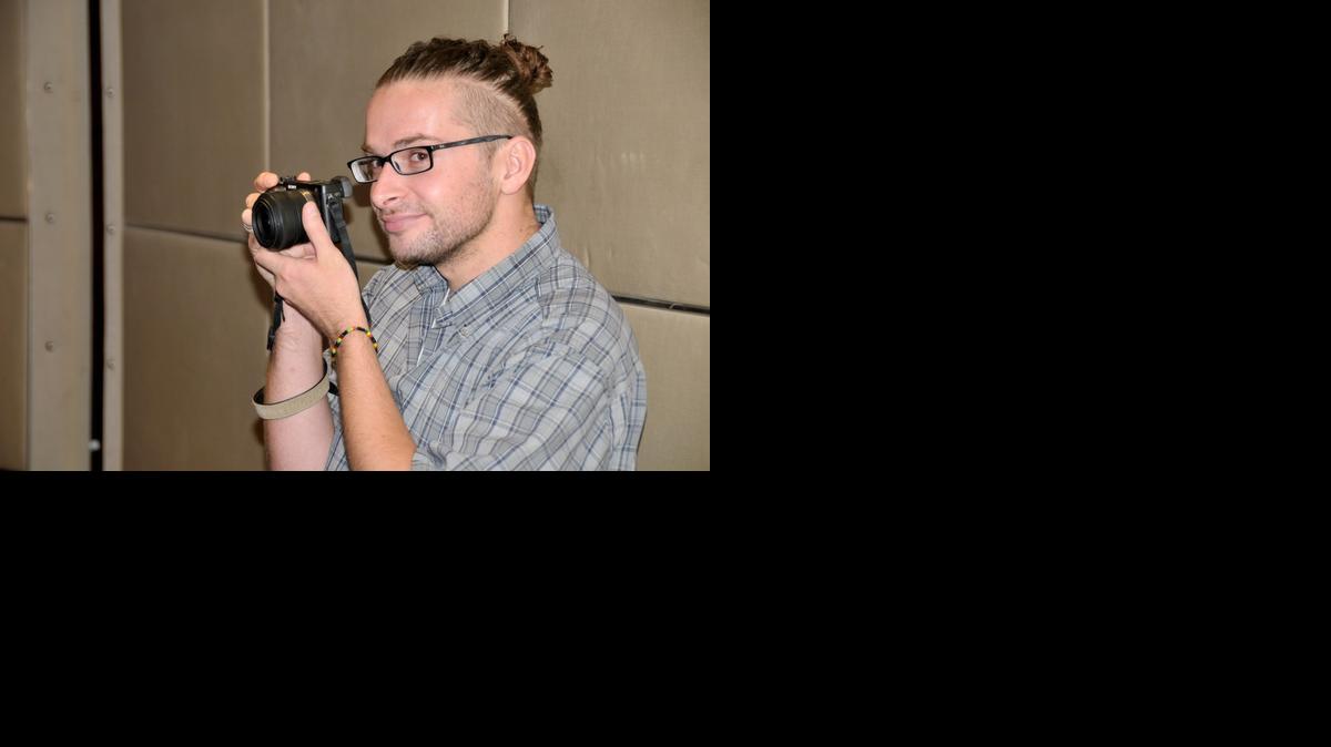 <cutline_leadin>Luke Somers</cutline_leadin>, el fotoperiodista que secuestrado for fuerzas de Al-Qaeda, en septiembre en Saná, Yemen. Estados Unidos confirmó el sábado la muerte del estadounidense Sommers después de un fallido intento de rescate. Foto archivo.