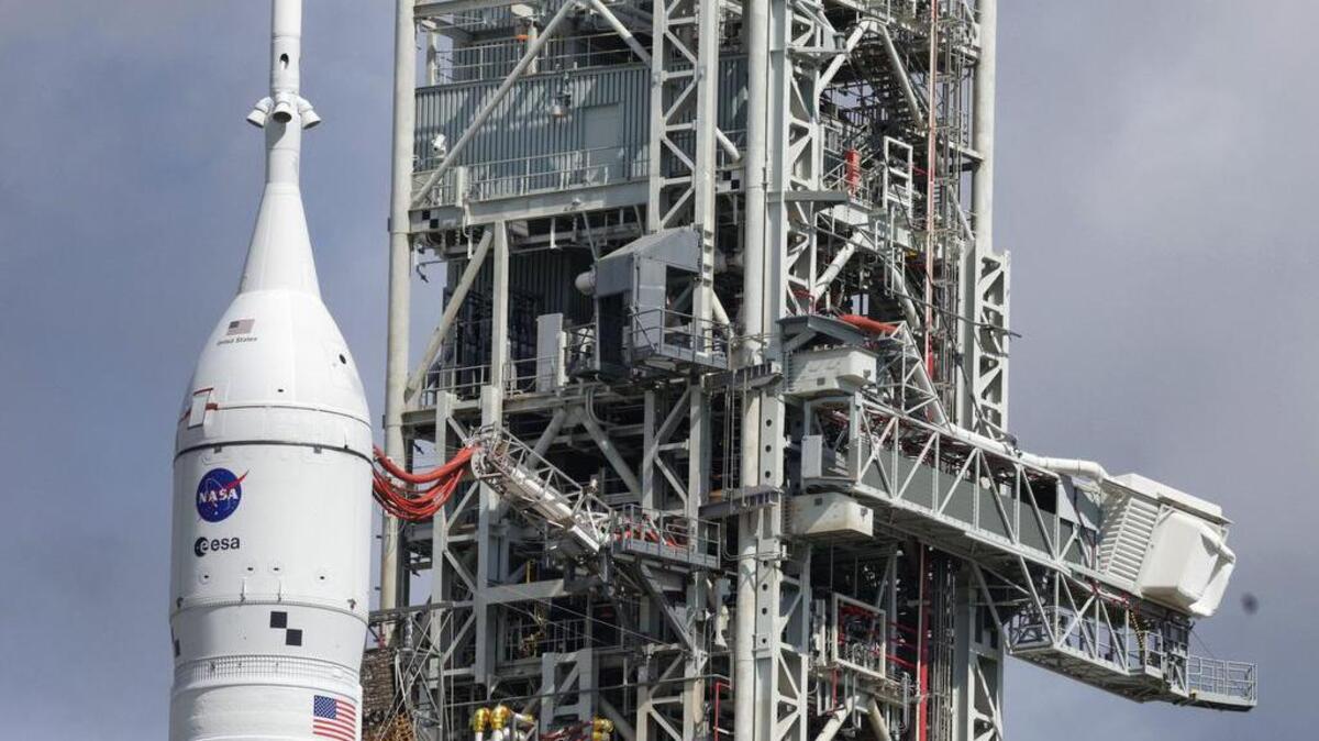 Artemis I, el cohete de carga pesada del Sistema de Lanzamiento Espacial de la NASA que transporta la nave espacial Orion, se encuentra en la plataforma de lanzamiento 39-B en el Centro Espacial Kennedy, Florida, el 27 de agosto de 2022.