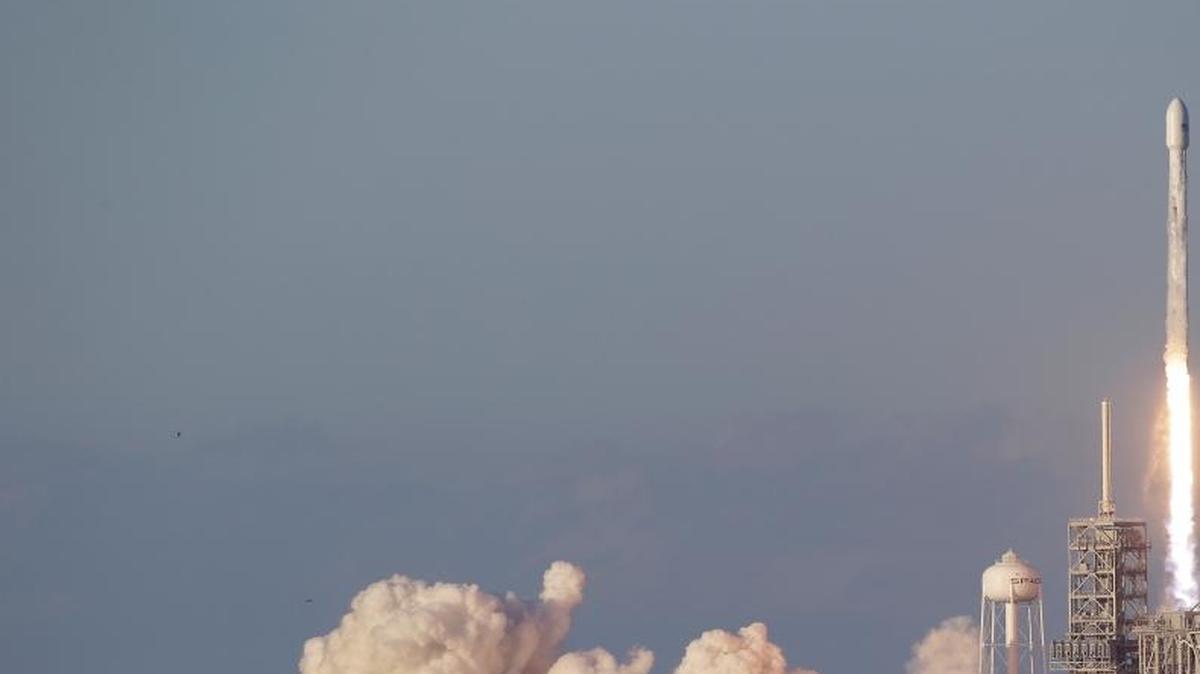 Un cohete espacial Falcon 9 que transporta un satélite de comunicaciones despega de la plataforma 39A en el Centro Espacial Kennedy en Cabo Cañaveral, Florida, el lunes 15 de mayo de 2017. Foto de archivo.