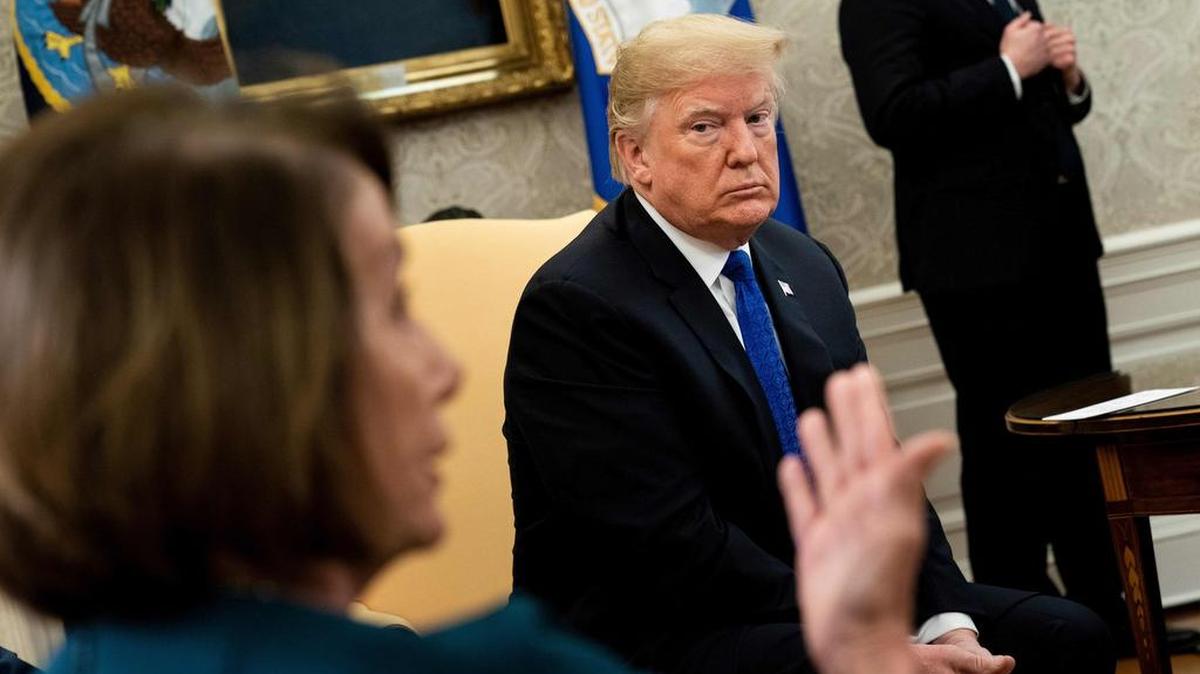El presidente de los Estados Unidos, Donald Trump escucha a Nancy Pelosidurante una reunión en la Casa Blanca el 11 de diciembre de 2018 en Washington, DC.