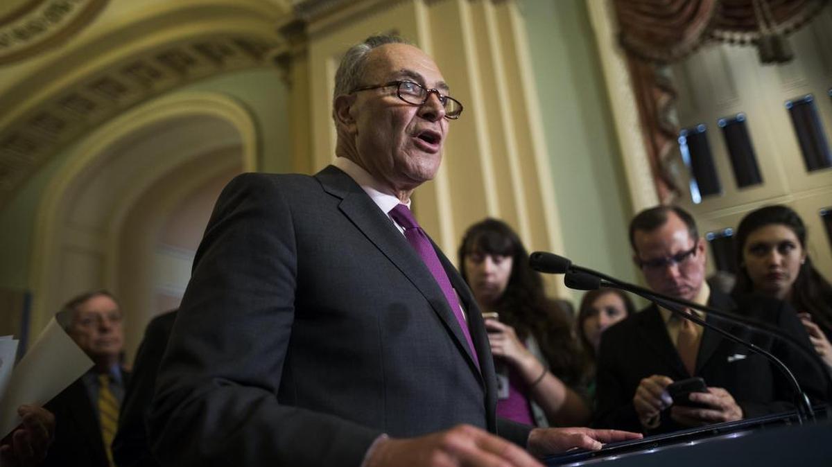 El líder demócrata  de la minoría del Senado, Chuck Schumer (Nueva York), habla el 6 de junio de 2017, durante una rueda de prensa en el Capitolio, en Washington.