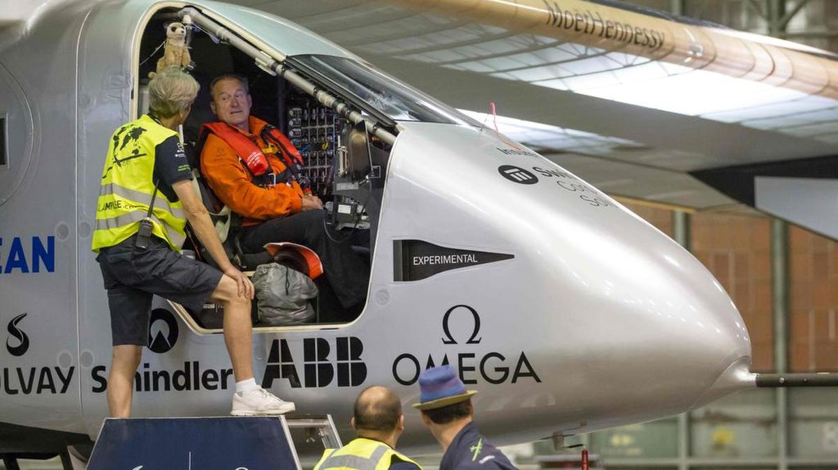 El avión solar Solar Impulse 2 prevé retomar su vuelta al mundo el 15 de abril saliendo de Hawaii, siempre que las condiciones climáticas lo permitan.