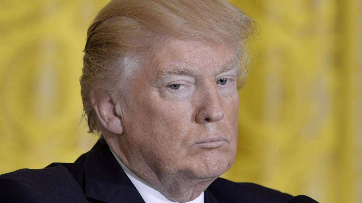 El presidente de los Estados Unidos, Donald Trump, escucha durante una conferencia de prensa conjunta con Jens Stoltenberg, secretario general de la Organización del Tratado del Atlántico Norte (OTAN), en la Sala Este de la Casa Blanca en Washington el 12 de abril del 2017..