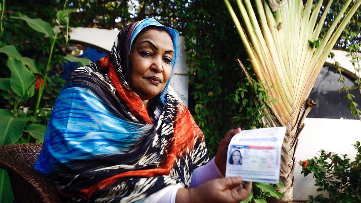 Fatima Abul Qasim Gash, una ciudadana de Sudán, muestra la visa de EEUU en su pasaporte el domingo en la capital de su país, Jartum. Gash fue rechazada antes de abordar su vuelo desde el Aeropuerto de Doha, Catar.