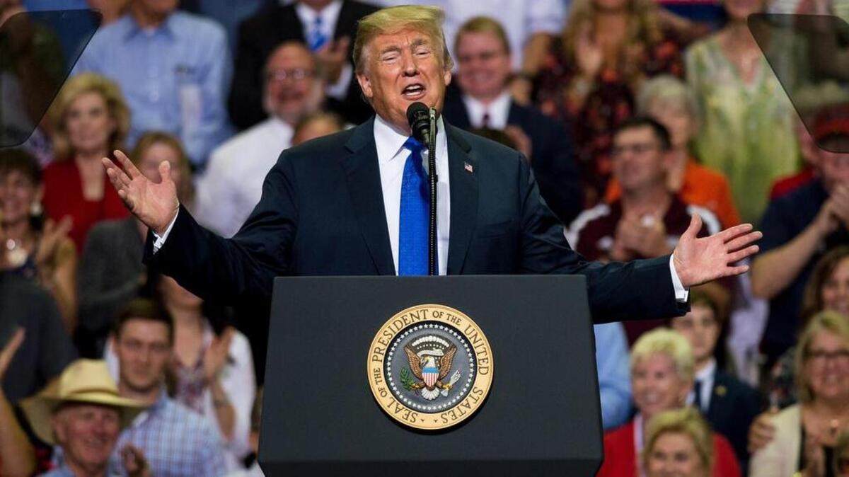 El presidente de los Estados Unidos, Donald J. Trump (c), participa en un mitin de Make America Great Again el martes 2 de octubre de 2018, en el Landers Center, en Southaven, Mississippi.