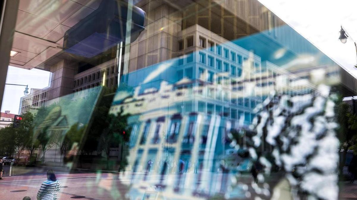 La sede del Buró Federal de Investigaciones (FBI), es reflejada en un escaparate en Washington (Estados Unidos), el 10 de mayo de 2017.