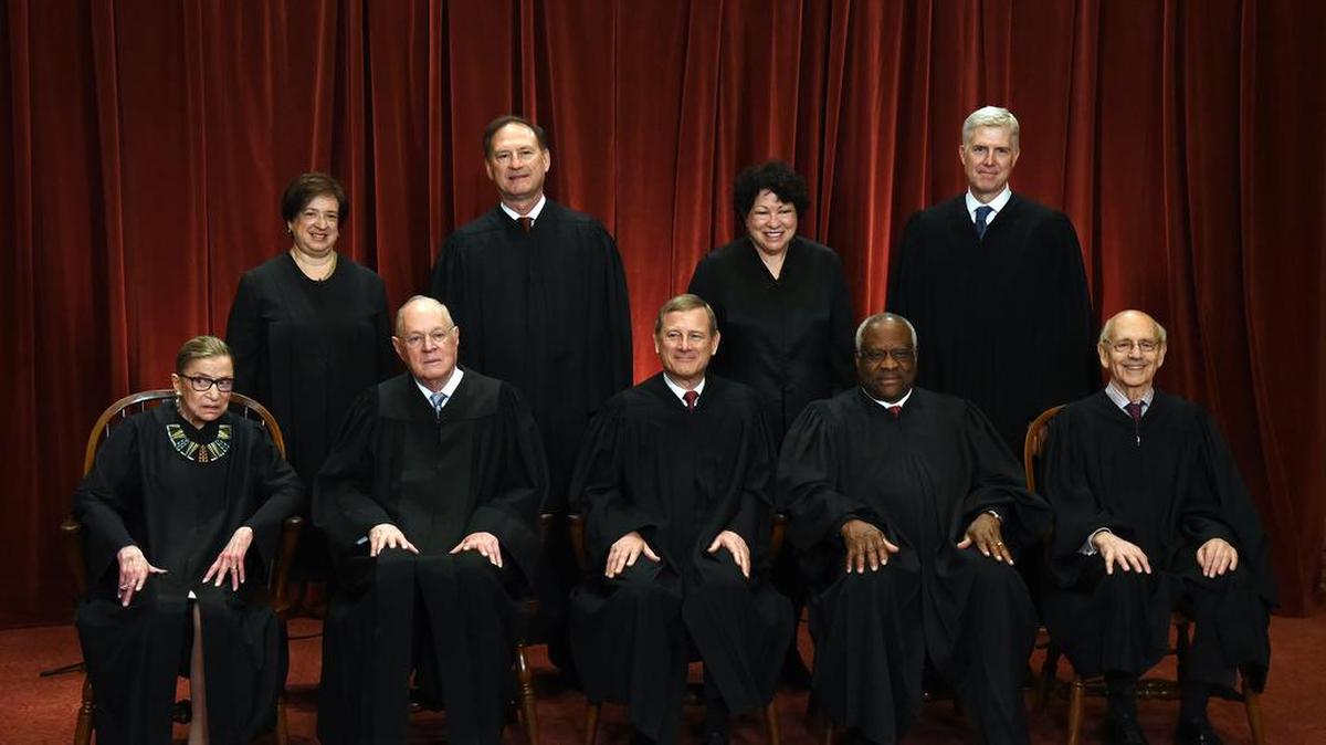 Los miembros de la Corte Suprema de los Estados Unidos posan para una fotografía de grupo en el edificio de la Corte Suprema el 1 de junio de 2017 en Washington, DC.