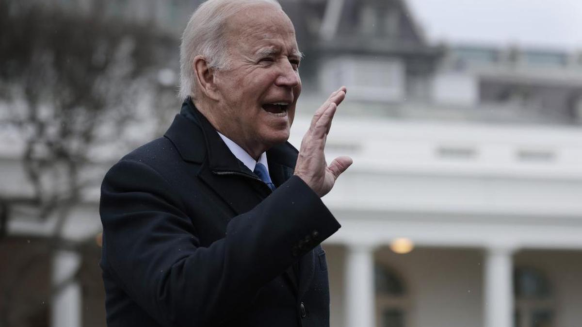 El presidente de los Estados Unidos, Joe Biden, se detiene para hablar con los periodistas antes de salir de la Casa Blanca el 8 de diciembre de 2021 en Washington, DC. Foto de Chip Somodevilla / Getty Images