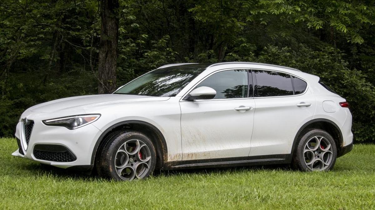 Fotografía tomada el 22 de junio 2017, en donde aperece un todocaminos SUV Stelvio de Alfa Romeo durante su presentación a los medios de comunicación en Nashville, Tennessee. Alfa Romeo ha creado su primer todocaminos SUV, el Stelvio, con todo lo necesario para cautivar al mercado de la gama alta estadounidense, desde la última tecnología hasta el más refinado diseño italiano.