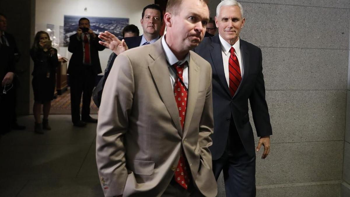 El vicepresidente Mike Pence y el director de Presupuesto Mick Mulvaney llegan a una reunión de los republicanos de la Cámara en el Capitolio el 4 de abril de 2017 en Washington, DC.