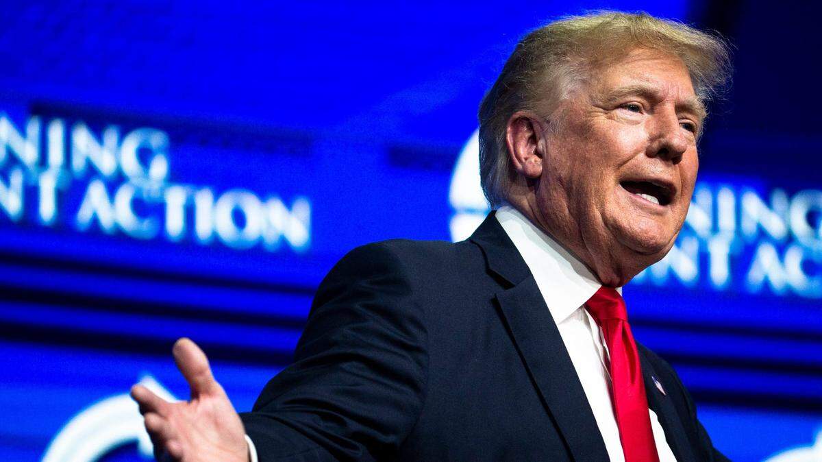 ARCHIVO - Durante su primera visita posterior a la presidencia a Arizona, el expresidente Donald J. Trump habla en la manifestación para proteger nuestras elecciones. patrocinado por Turning Point Action en el Teatro Federal de Arizona en Phoenix, 24 de julio de 2021.