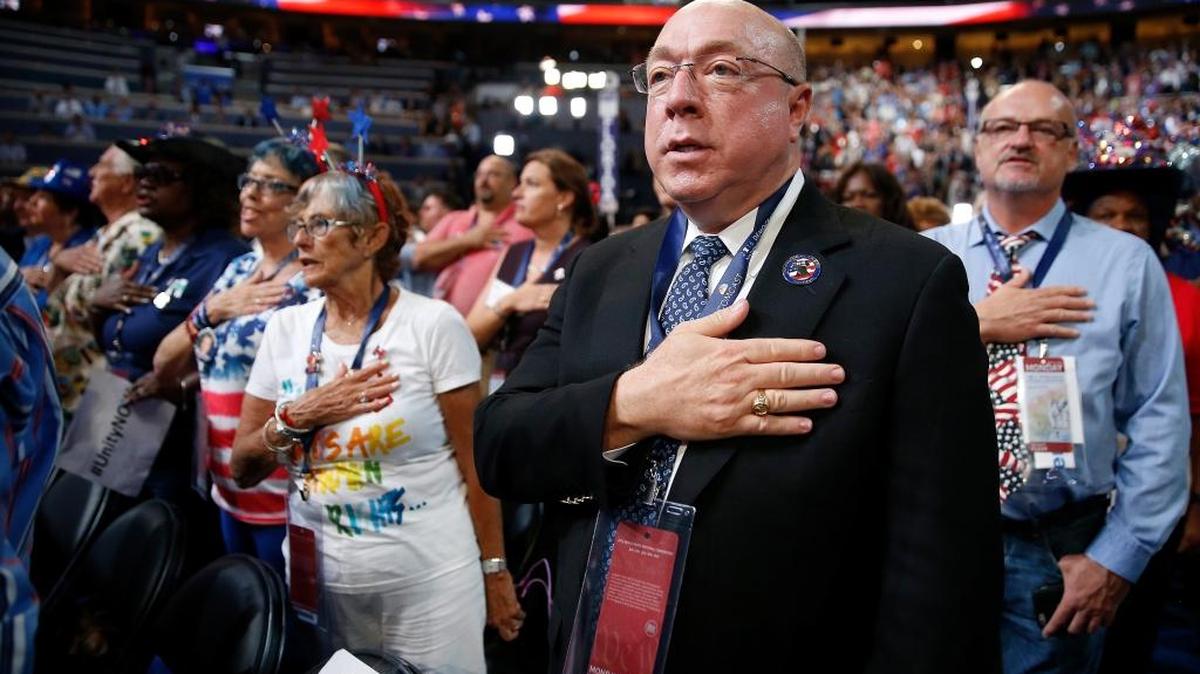 Delegados repiten el lunes la Promesa de la Lealtad durante la primera jornada de la Convención Nacional Demócrata en Wells Fargo Center de Filadelfia.