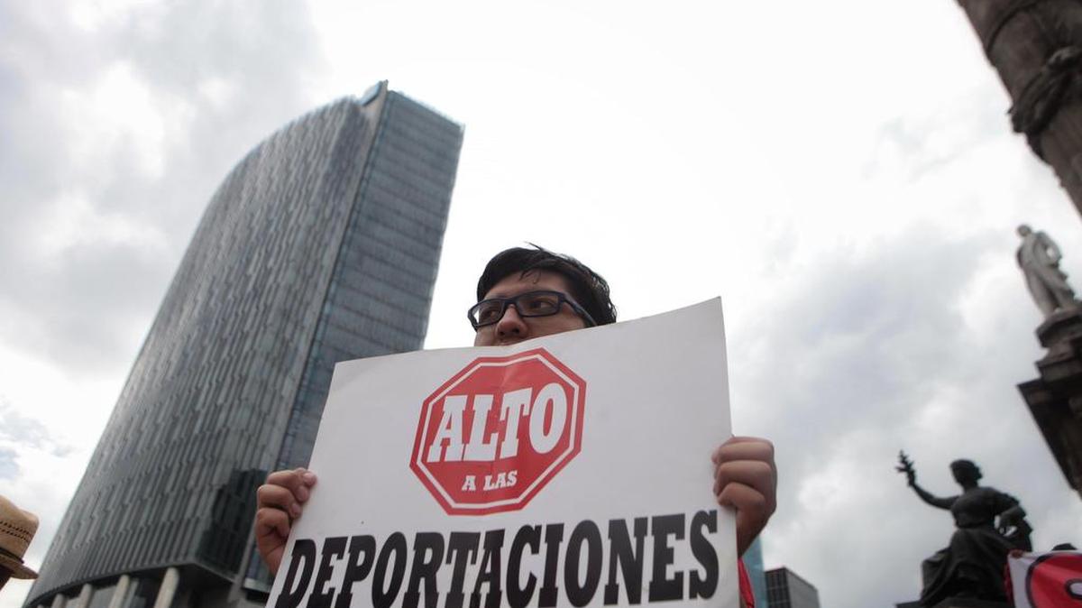 Un grupo de personas protesta en contra del presidente electo de EEUU, Donal Trump, el sábado 12 de noviembre de 2016, en Ciudad de México.