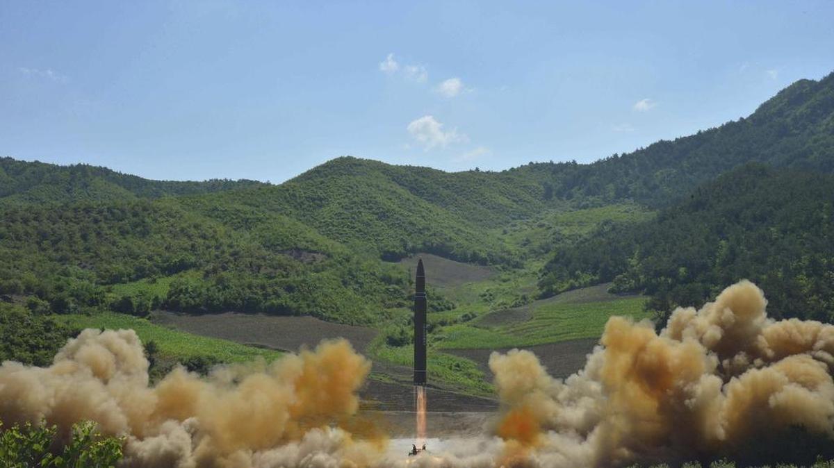 Fotografía facilitada por la agencia oficial de noticias norcoreana KCNA que supuestamente muestra un cohete balístico intercontinental norcoreano Hwansong-14 mientras es disparado desde una localización no especificada en Corea del Norte, el 4 de julio de 2017.