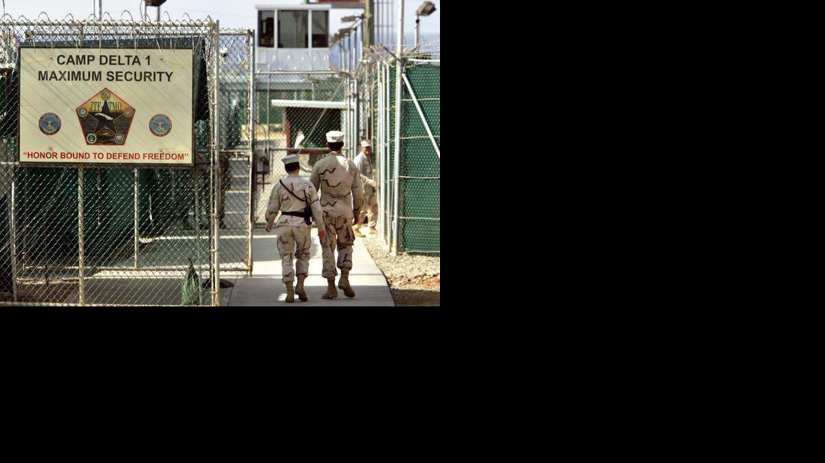 
En su punto más alto, en junio del 2003, Guantánamo albergó a casi 700 prisioneros, y más de 500 fueron liberados durante el mandato de George W. Bush. Obama asumió el cargo tras prometer cerrar la prisión en un año. 
