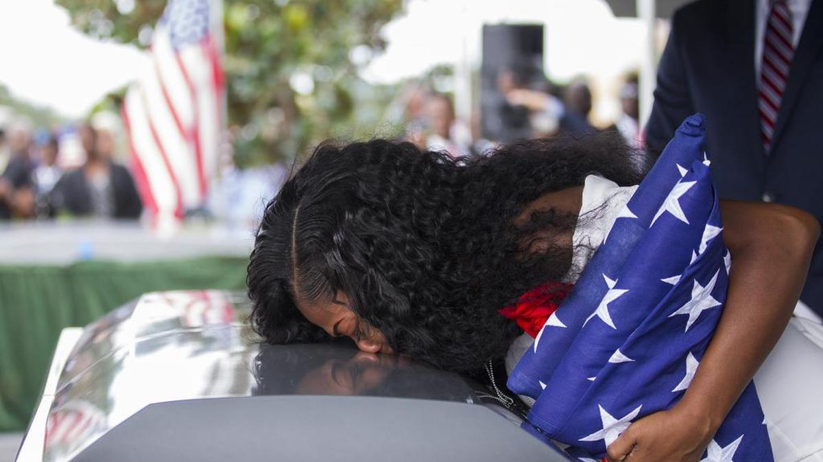 Myeshia Johnson besa el féretro de su esposo, el sargento La David Johnson, durante su funeral el 21 de octubre de 2017 en Hollywood, Florida.