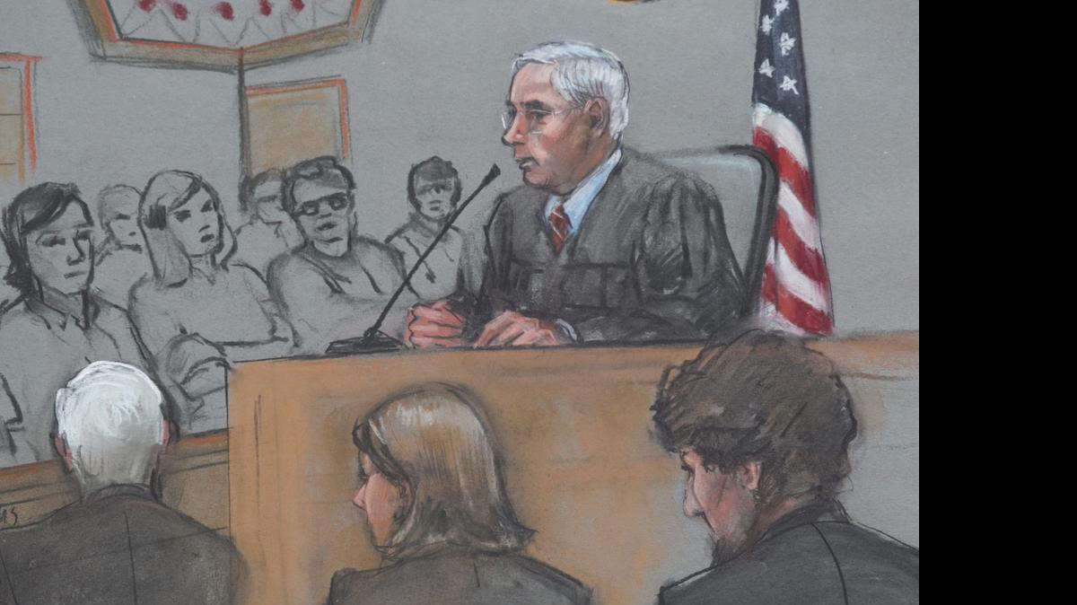 
Ilustración del interior de la corte federal Joseph Moakley, en la que se muestra a Dzhokhar Tsarnaev (der.), junto con sus abogados, Judy Clarke (cen.), y David Bruck (izq.), y al juez George O'Toole (arriba), el martes.


