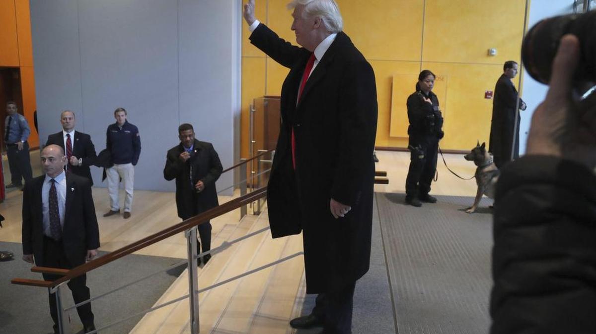 El presidente electo estadounidense, Donald Trump (c), saluda a los medios tras una reunión en Nueva York, Estados Unidos, el 22 de noviembre de 2016.