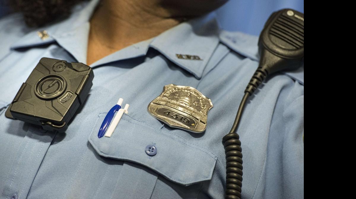 
El Gobierno anunció el viernes un programa de $17 millones para que los agentes lleven cámaras pegadas al cuerpo con el fin de aumentar la supervisión sobre la Policía. Foto de archivo
