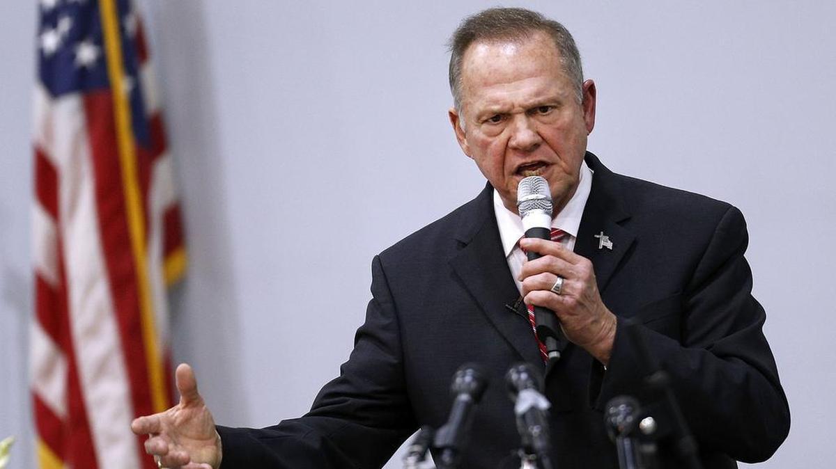El candidato republicano al Senado, Roy Moore, habla durante un evento de campaña en la Iglesia Bautista Walker Springs Road, en Jackson, Alabama.