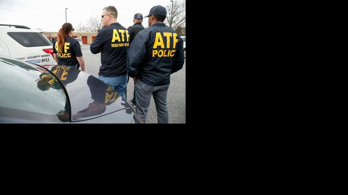 
Agentes federales custodian el área donde ocurrió el incidente en la entrada de la Agencia de Seguridad Nacional en Maryland.


