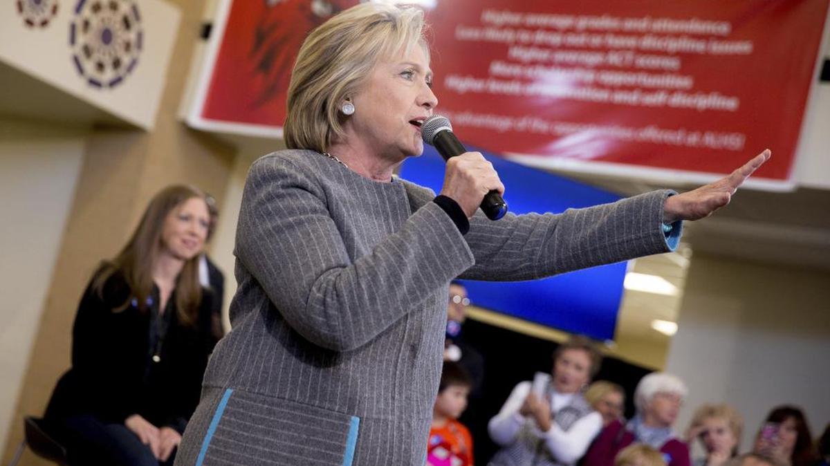 Hillary Clinton dijo a la cadena ABC que había estado sometida a “años de escrutinio, pero sigo en pie”.