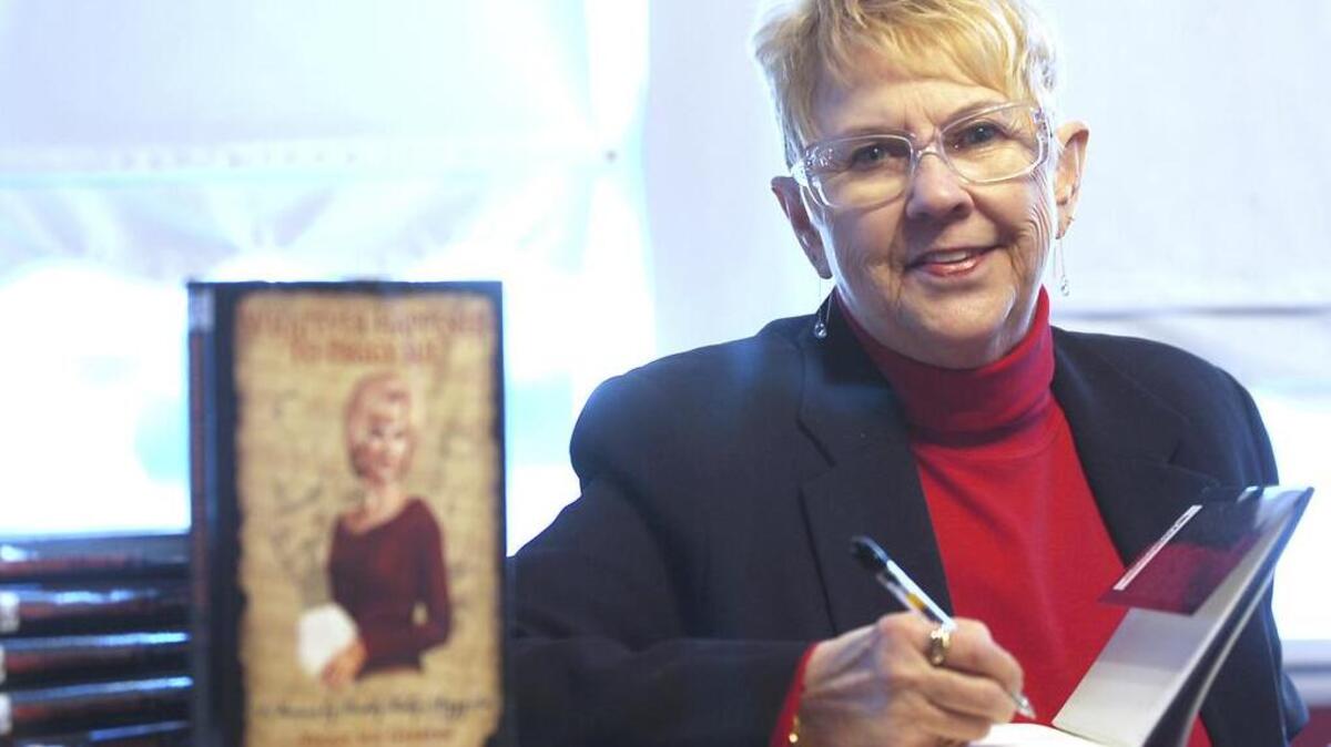 Una foto de archivo del 11 de enero de 2008, Peggy Sue Gerron presenta su nuevo libro “Lo que le sucedió a Peggy Sue” durante una conferencia de prensa en Tyler, Texas. Gerron, la mujer de Texas que inspiró la canción “Peggy Sue” de Buddy Holly en 1958, murió en un hospital de Lubbock. Gerron Rackham, de Lubbock, murió el lunes 1 de octubre de 2018 en el Centro Médico Universitario. Tenía 78 años.