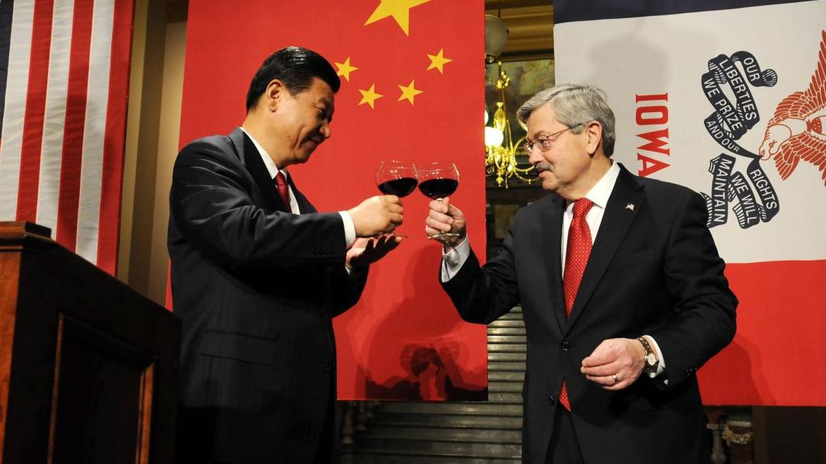 Fotografía de archivo del actual presidente de China, Xi Jinpig (i) brindando con el gobernador de Iowa, Terry Branstad (d) durante una cena de Estado en Des Moines (EEUU).