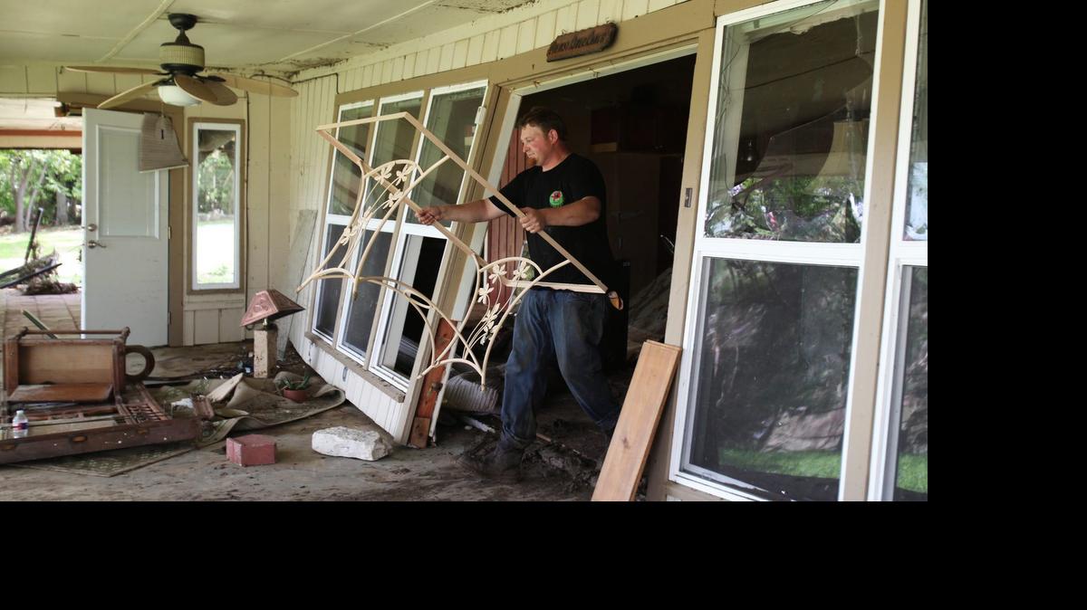 
Chris Dienst ayuda a limpiar la vivienda afectada de sus padres el miércoles, a las orillas del río Blanco, en Wimberly, Texas.
