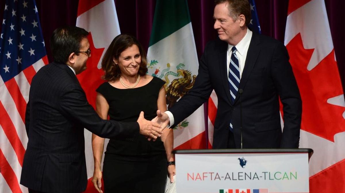 Ildefonso Guajardo Villarreal, secretario de Economía mexicano, la ministra canadiense de Asuntos Exteriores, Chrystia Freeland, y el representante de Comercio Exterior de EEUU, Rober Lighthizer, en una rueda de prensa sobre negociaciones del TLCAN, en Ottawa, Canadá, el 27 de septiembre.
