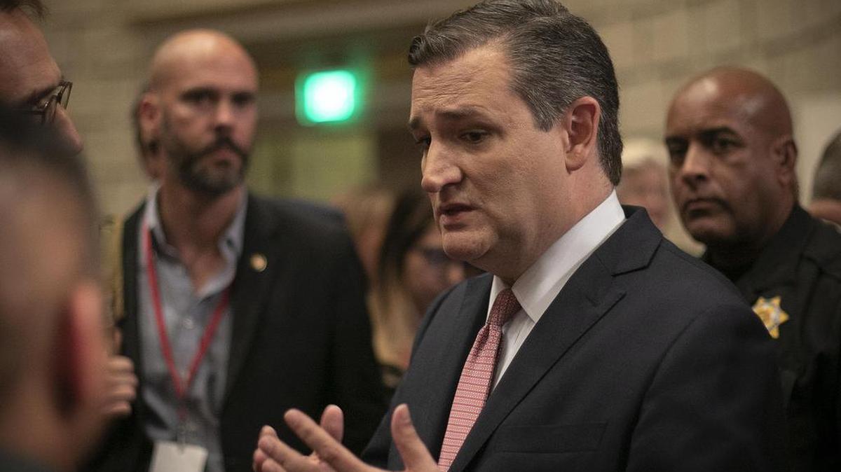 El senador Ted Cruz habla con sus seguidores después de que él y el representante estadounidense Beto O’Rourke debatieran en la Southern Methodist University en Dallas, Texas, el 21 de septiembre de 2018.