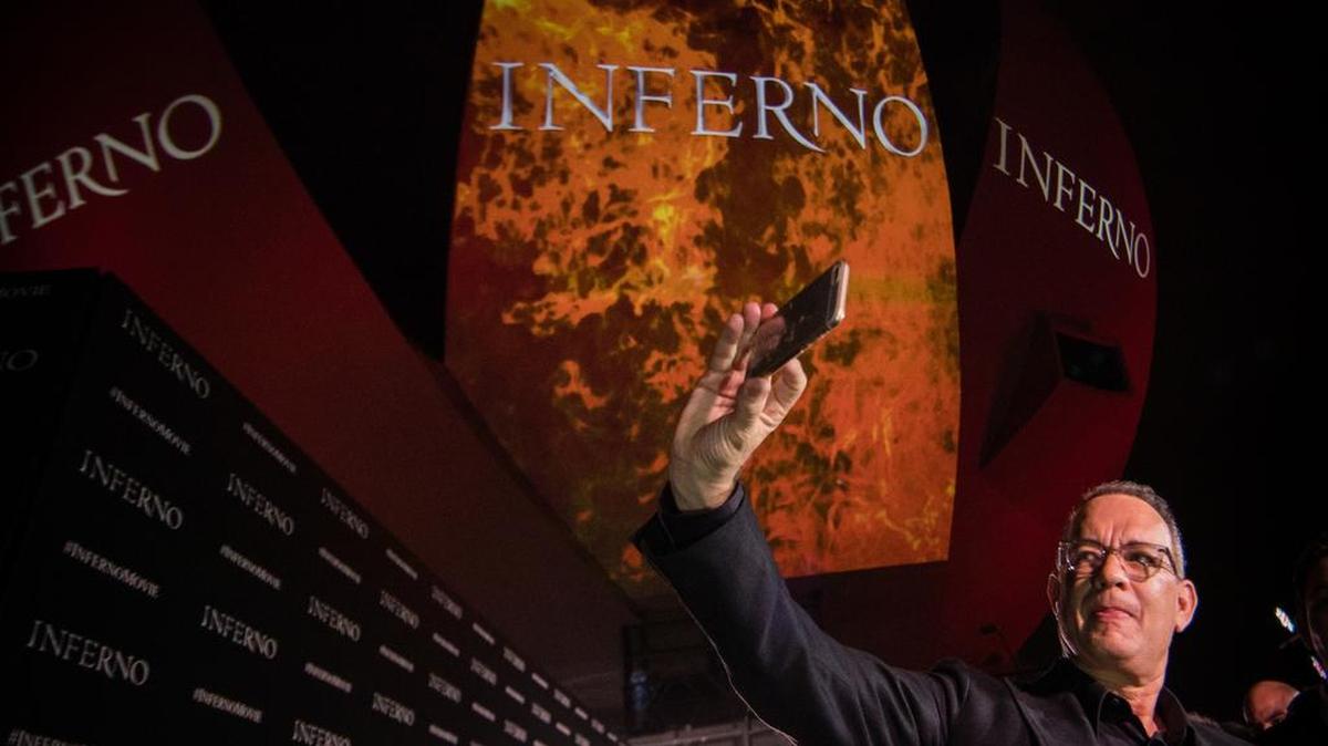 Tom Hanks se toma un selfie durante el estreno de “Infierno” en el museo de Artes y Ciencias de Marina Bay Sands en Singapur.