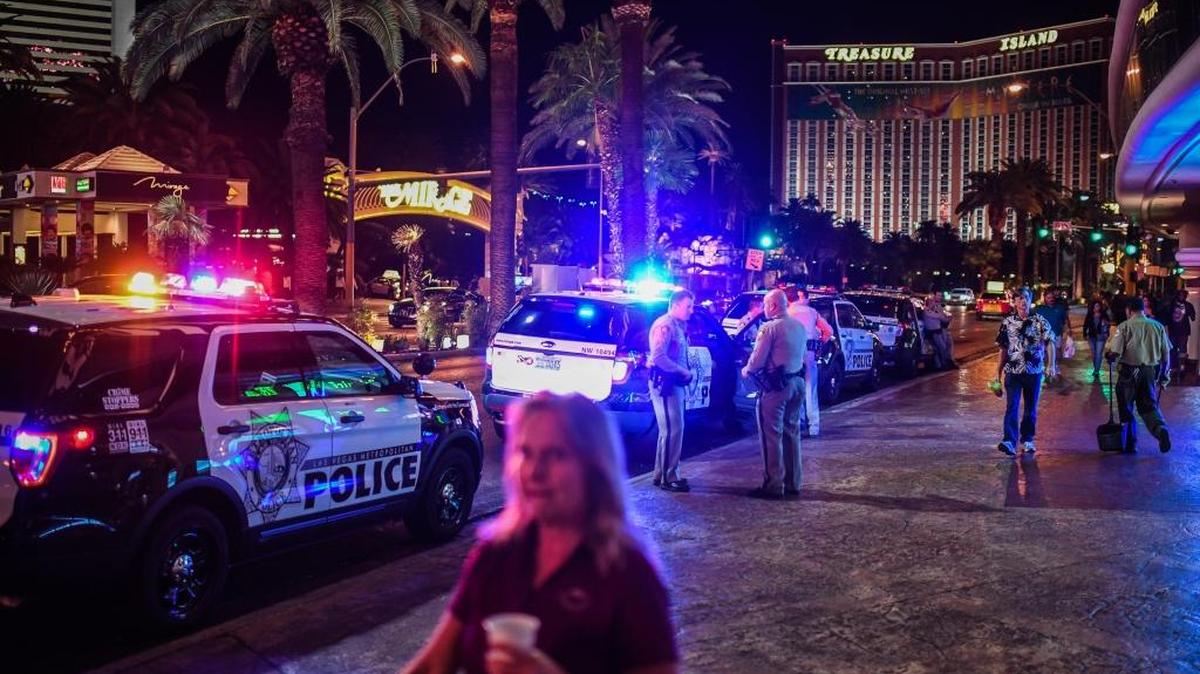 Policías patrullan Las Vegas Strip el 2 de octubre, un día después de que Stephen Paddock disparara en un concierto de música country dejando un saldo de 59 muertos y más de 500 heridos.